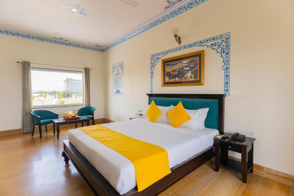 乌代浦Vasant Vilas的一间卧室，配有一张大床和一扇窗户。