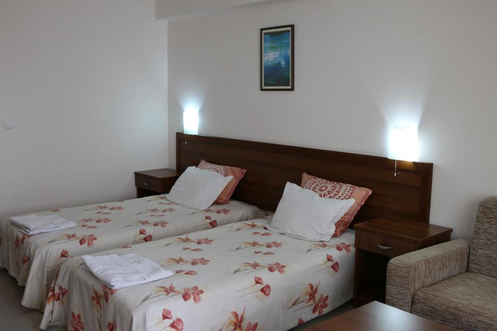 Postel nebo postele na pokoji v ubytování Kralev Dvor Hotel