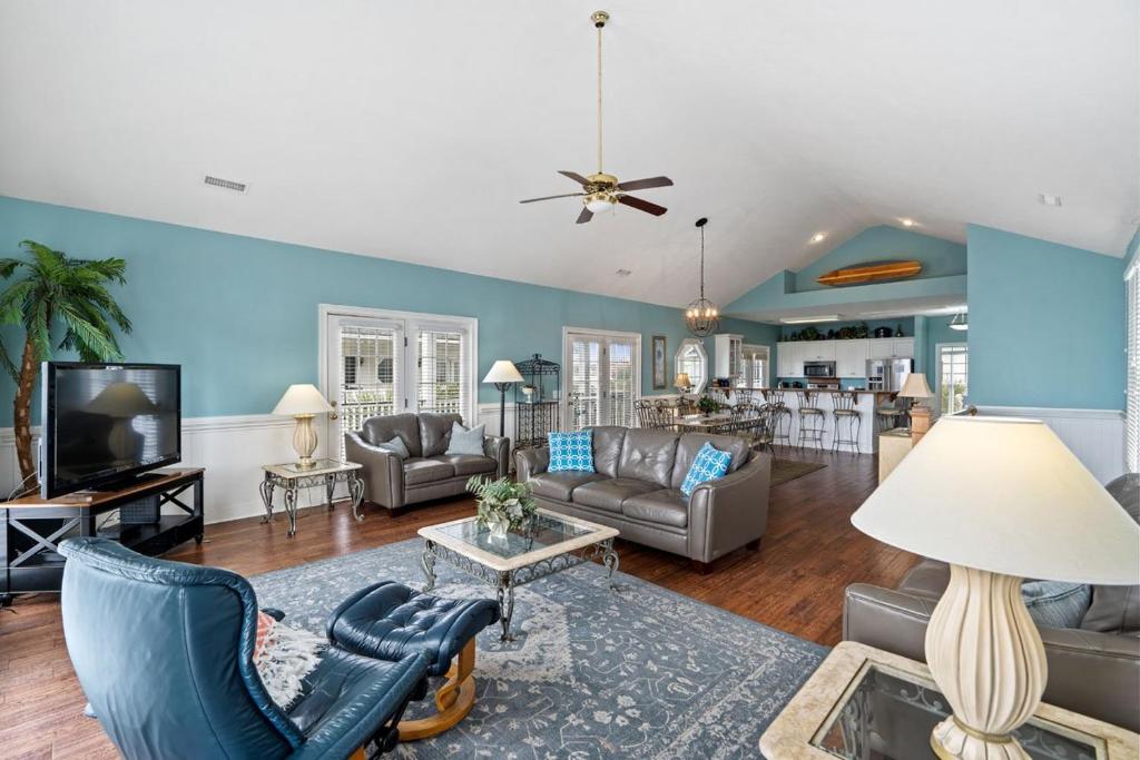 una gran sala de estar con paredes y muebles azules. en Charleston Court 10 Cherry Grove Small Dog Friendly, en Myrtle Beach