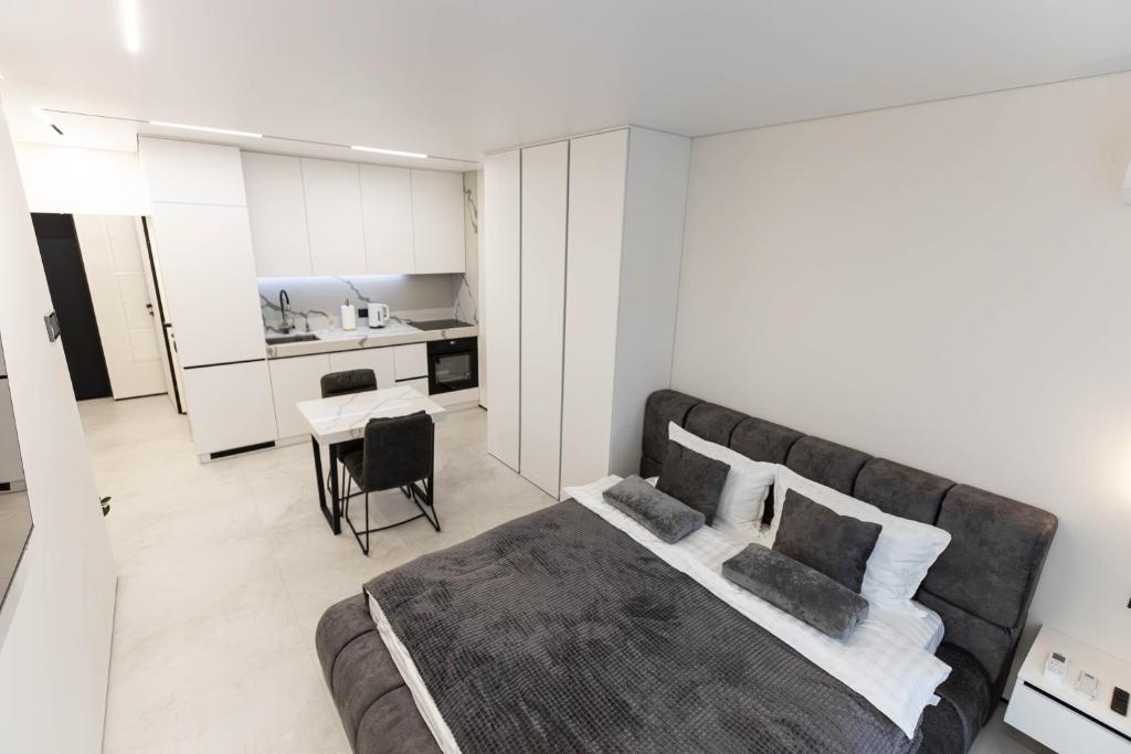 White Lines Premium Apartments City Center photo 4