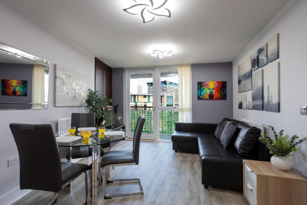 ein Wohnzimmer mit Tisch und Couch in der Unterkunft Vista Verde - Luxury City Penthouse 2BR - Sleeps up to 6 - Parking in Birmingham