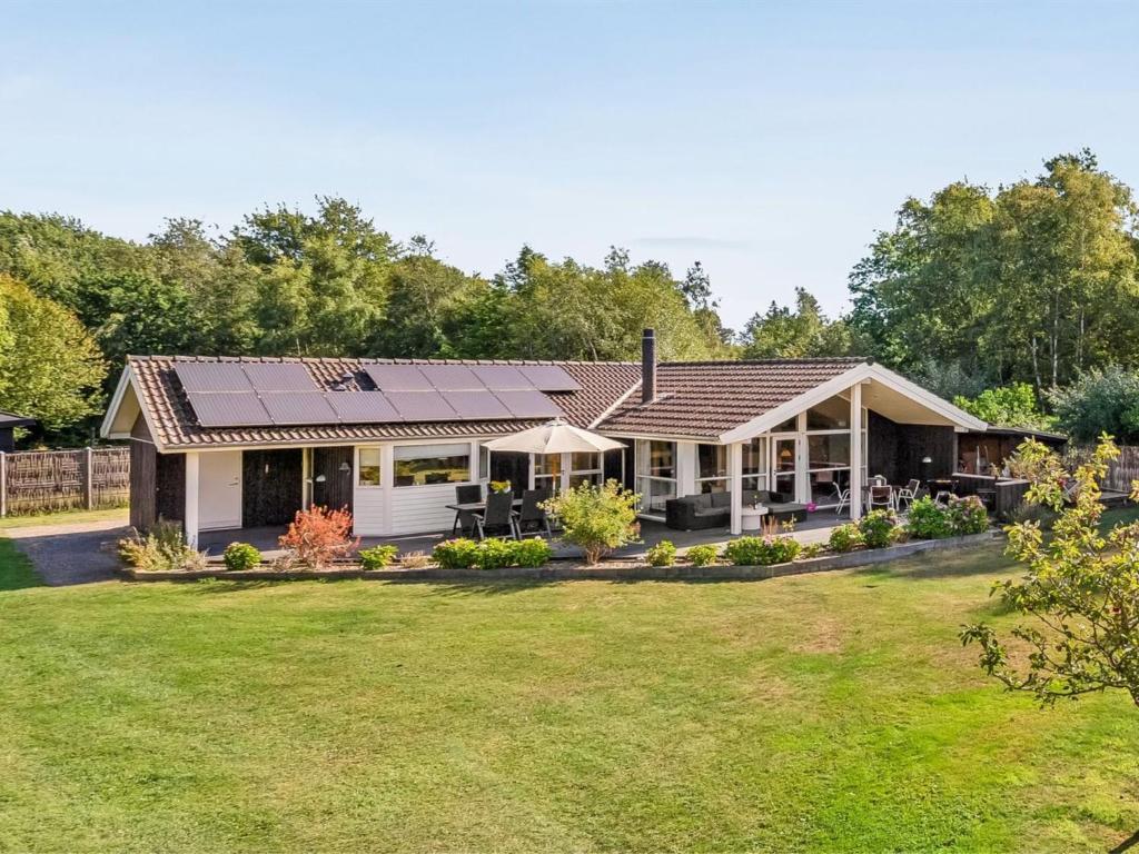 une maison avec un toit solaire et une cour dans l'établissement Holiday Home Arisa - 300m from the sea by Interhome, à Gedesby