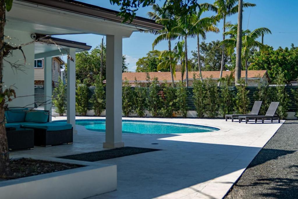 una piscina con pérgola al lado de una casa en Baby Camellia Modern, luxurious and spacious house, en Fleetwood Manor