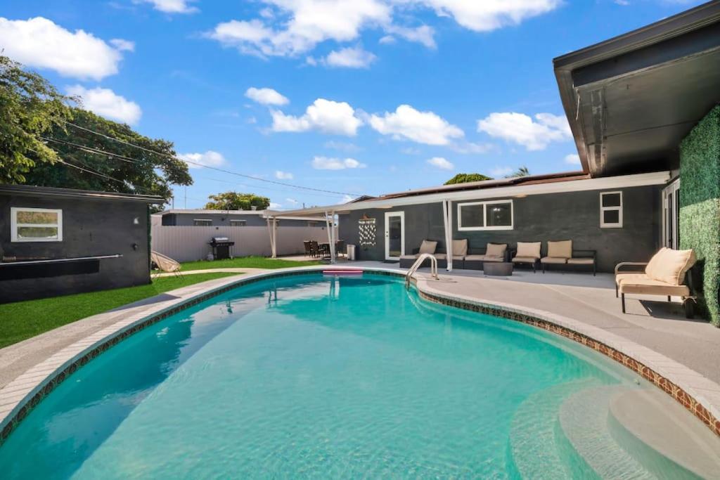 una piscina en el patio trasero de una casa en NEW Casa Maui I 10min to beach I Pool I 18 Sleeps, en Lake Forest