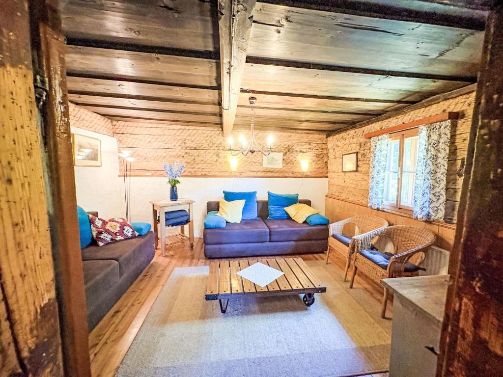 uma sala de estar com um sofá e uma mesa em Chalet Schipplbadstube by Interhome em Annaberg im Lammertal