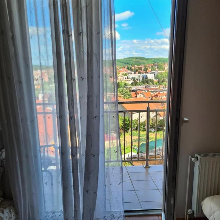 una ventana con vista a una ciudad en Apartman PK Vrnjačka Banja, en Vrnjačka Banja