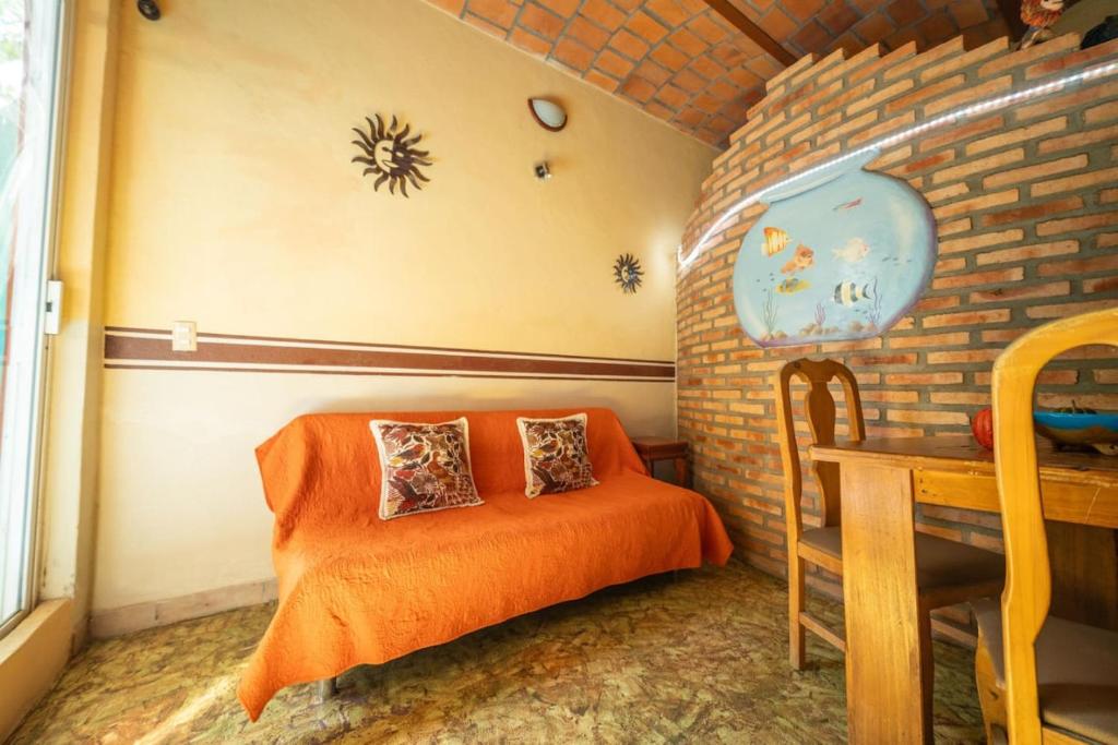 ein Schlafzimmer mit einem orangenen Bett und einem Tisch in der Unterkunft Casa Happy Sol - Delfin - Pool Boho Beach Vibes in San Francisco