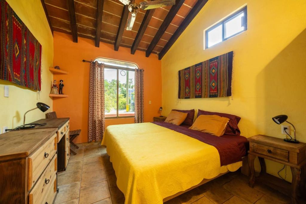 ein Schlafzimmer mit einem Bett, einem Waschbecken und einem Fenster in der Unterkunft Casa Happy Sol Atun Balcony Pool Beach Vibes in San Francisco