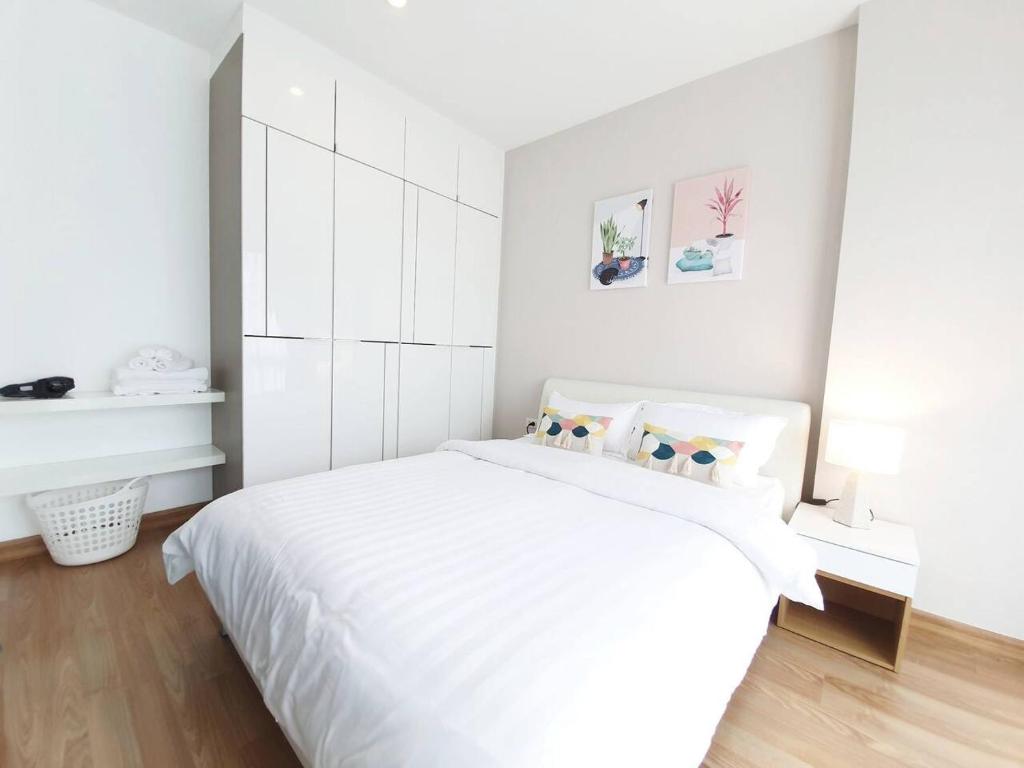 Voodi või voodid majutusasutuse Nice Modern in Nimman with RoofTop Pool by Bestbnb toas