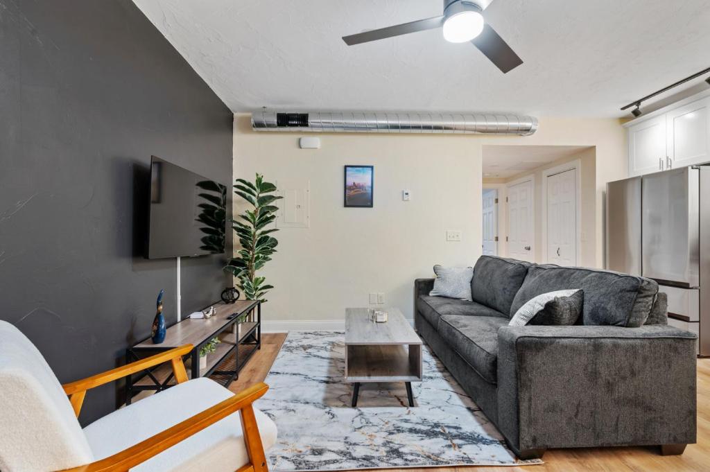 un soggiorno con un divano e un tavolo di Upscale King Bed Suite ADA with Free Parking a Lawrenceville