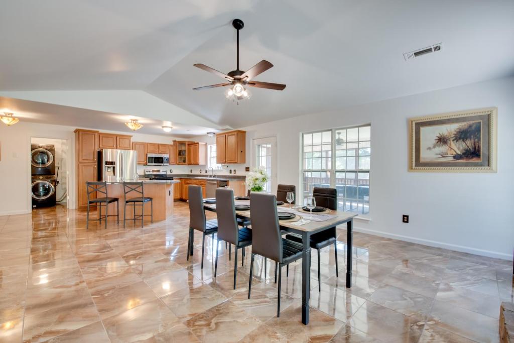 Kuchyň nebo kuchyňský kout v ubytování Unwind, Golf and Explore Unique Atlanta Escape!