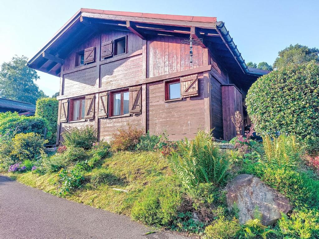 Κήπος έξω από το Holiday Home Les Chalets de La Combe by Interhome