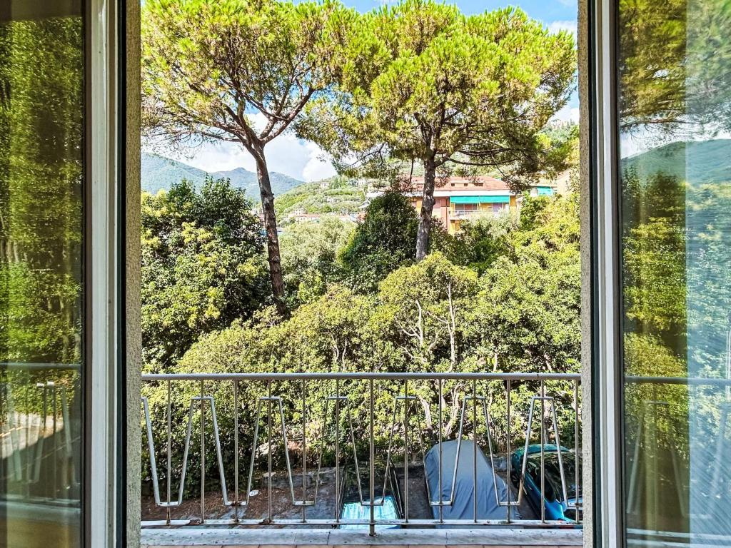 CerisolaにあるApartment Ghiba by Interhomeの木々や山々の景色を望む窓
