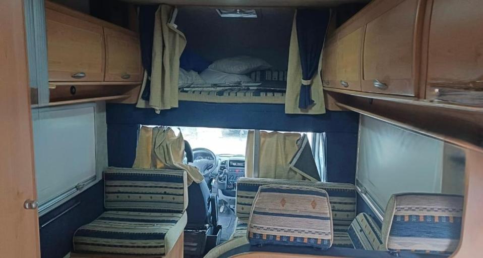 ティラナにあるrent camperのバンの内側の景色を望む客室で、ベッド2台が備わります。