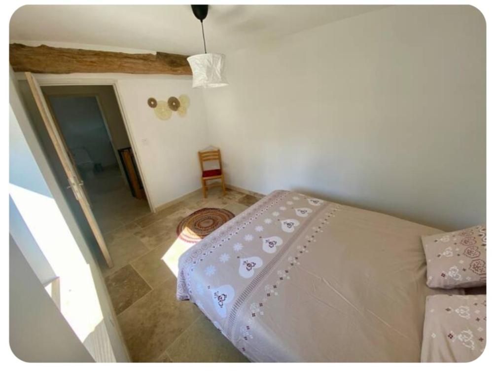 Ένα ή περισσότερα κρεβάτια σε δωμάτιο στο La maison d'en face