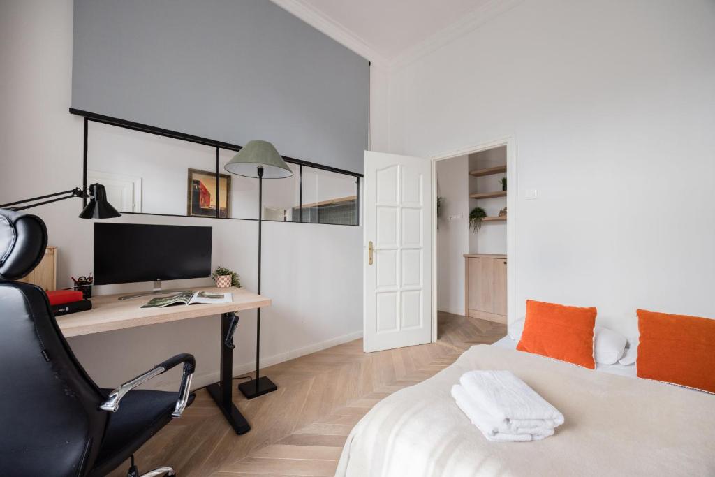 Postel nebo postele na pokoji v ubytování Budapest Escape Walk to Buda Eye & Fashion Street