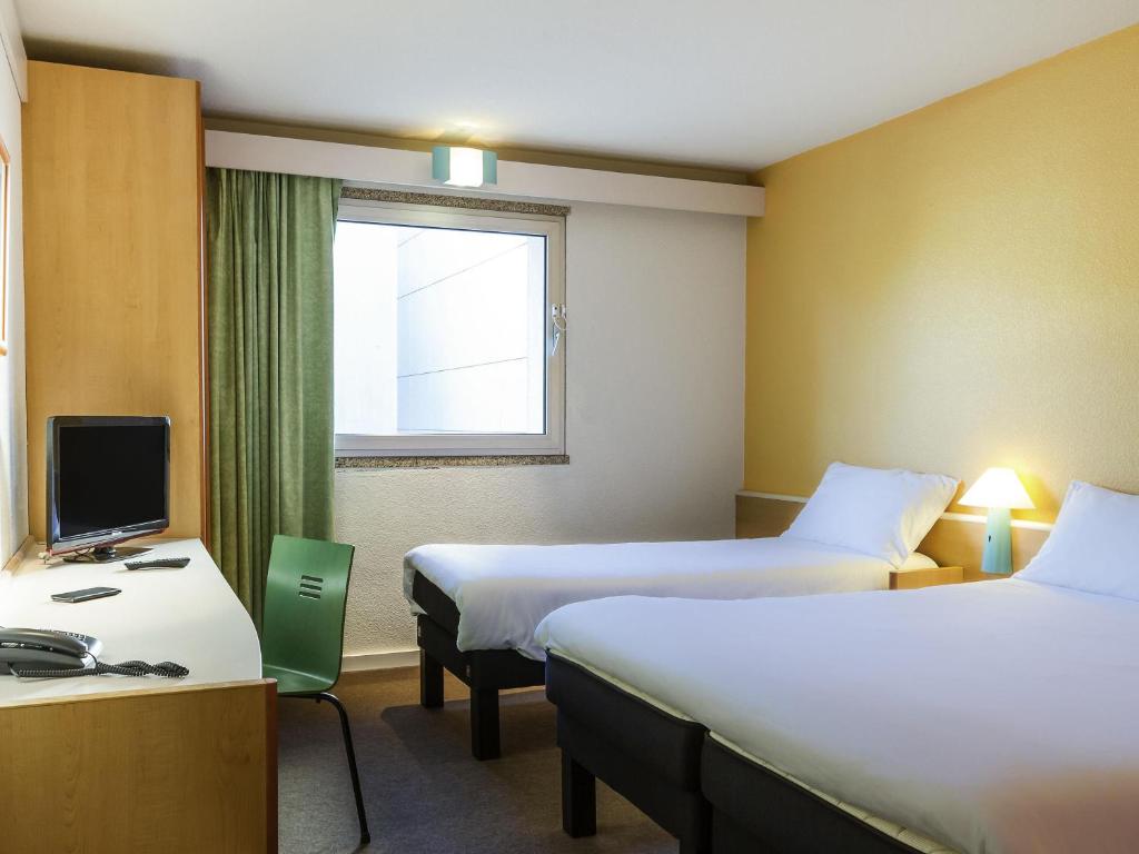 
Standard Room with One Double Bed and One Single Bed - Non-Smoking
