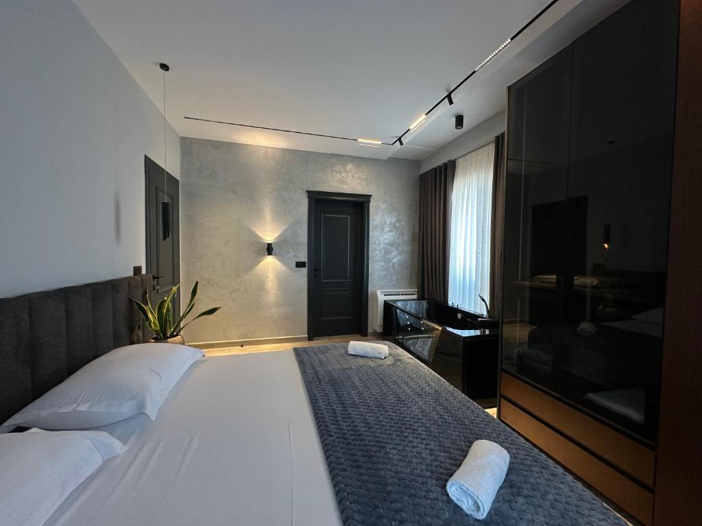 une chambre avec un lit avec deux serviettes dessus dans l'établissement Theemeraldsuiteapartament, à Tirana