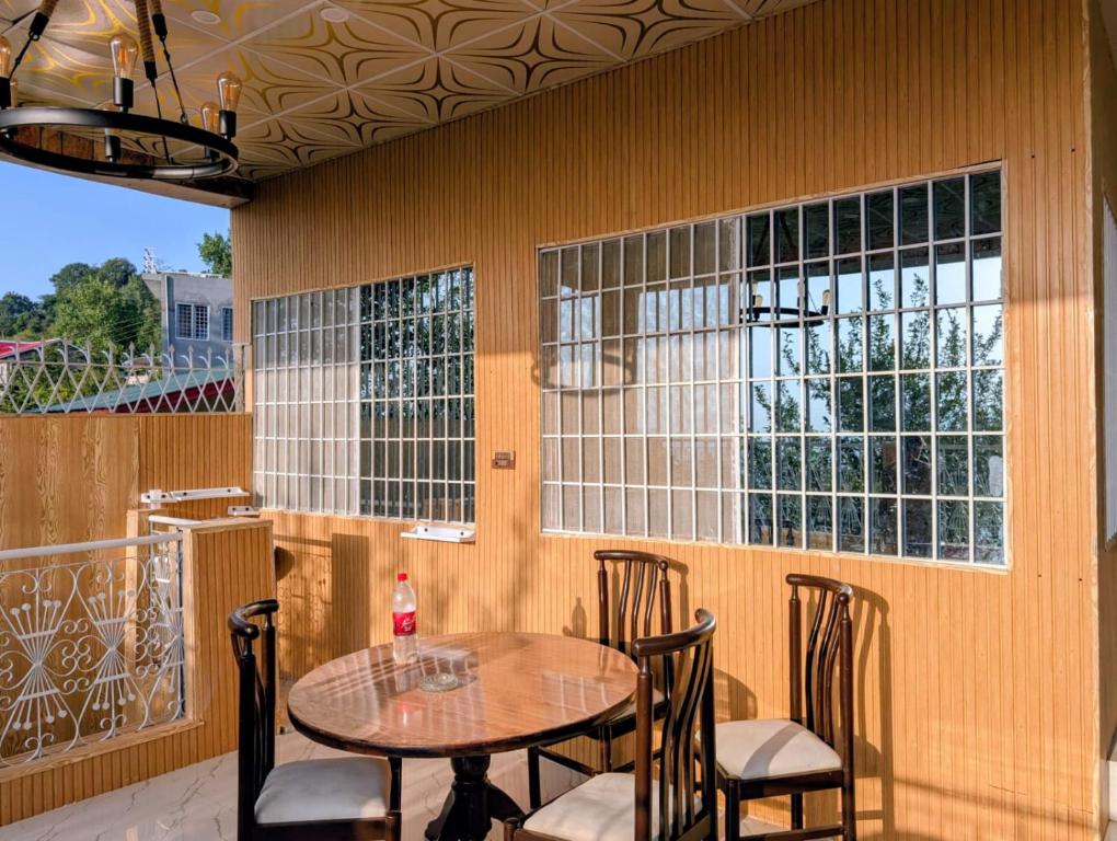 マリーにあるTriple Story Hillside Villa, Numb Brewery Murreeのパティオ(テーブル、椅子、窓付)