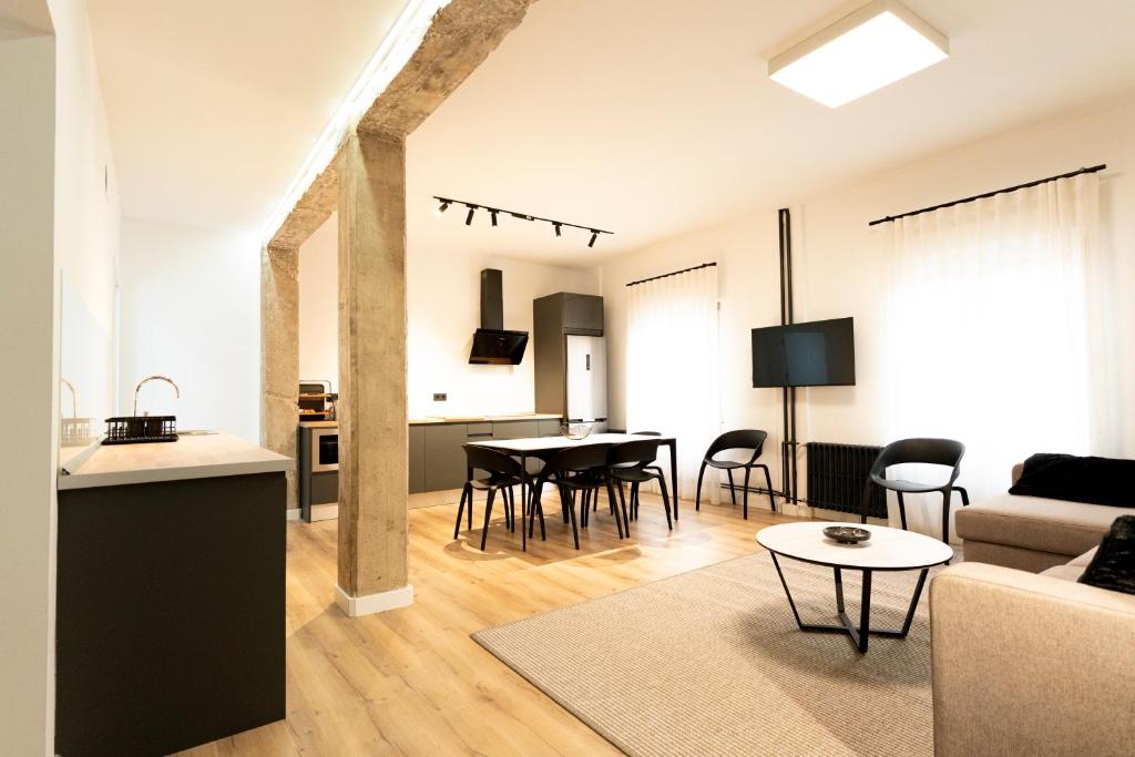 un salon avec un canapé et une table dans l'établissement TeruelHOME GOLD, à Teruel