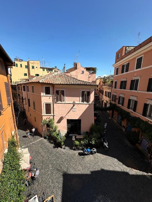 una vista aérea de una ciudad con edificios en Casa Mia Trastevere, en Roma