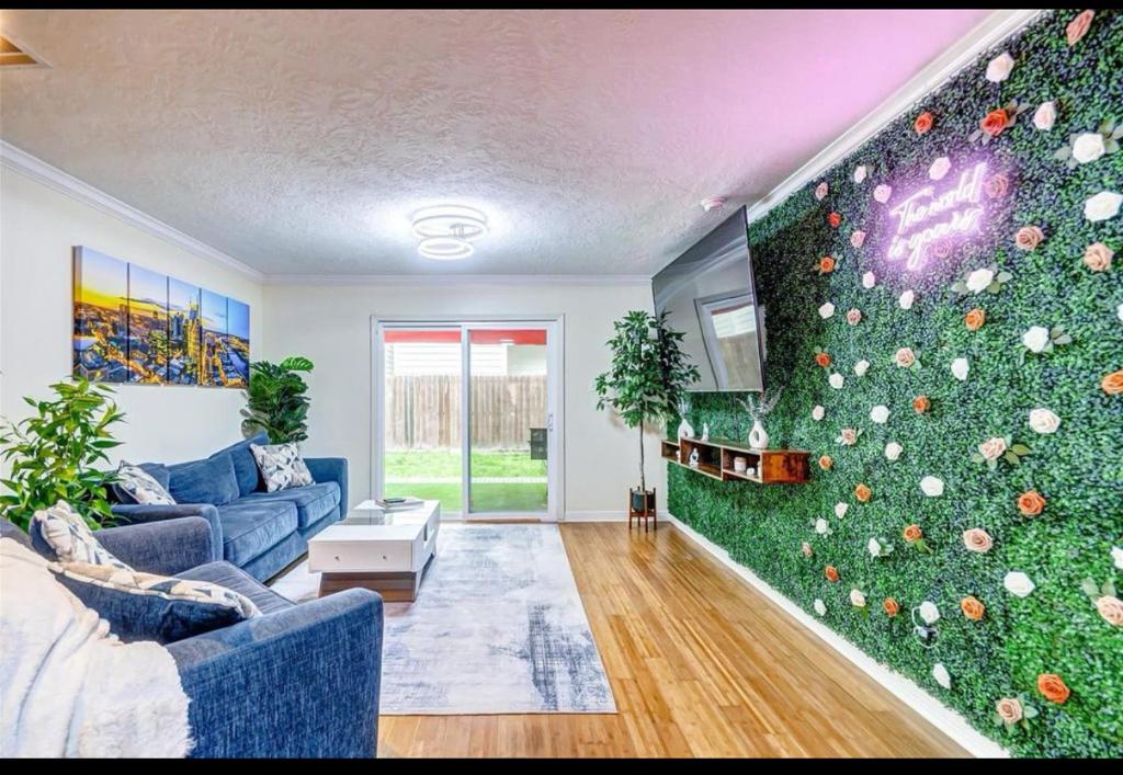 un soggiorno con parete ricoperta di edera di 3BR Home, 2mi Astros, 2mi Dynamo, King Bed, Med Center a Houston
