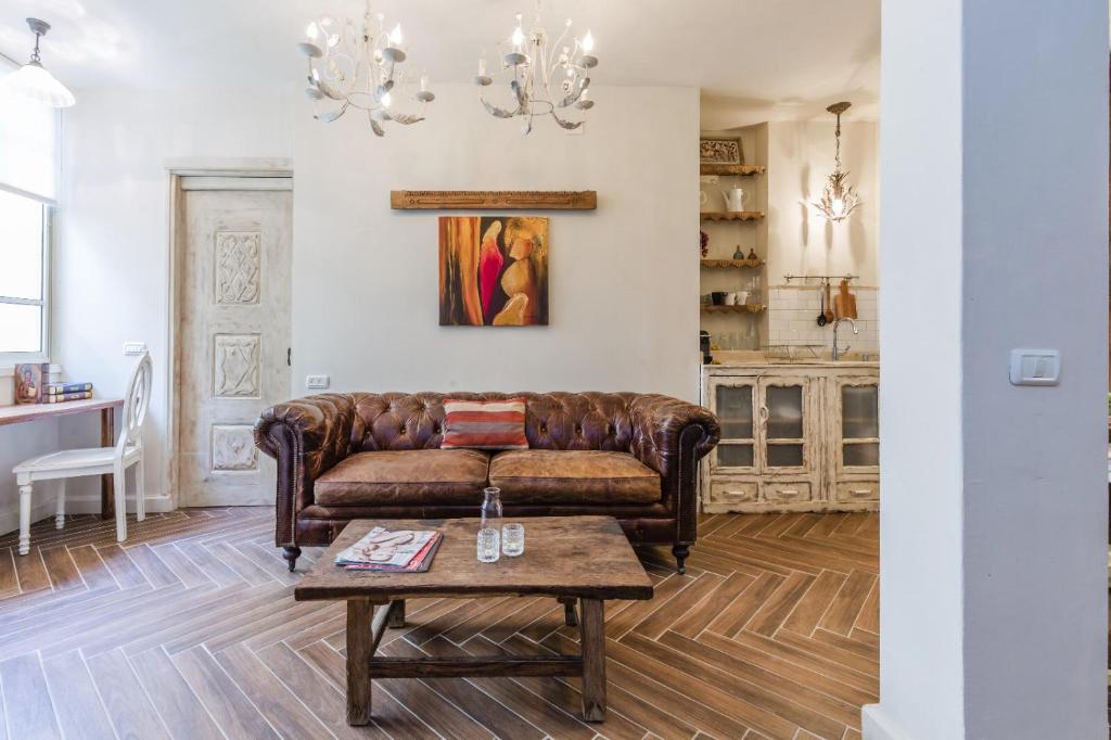 un salon avec un canapé en cuir et une table dans l'établissement Luxury boutique apartment in best location, à Tel Aviv