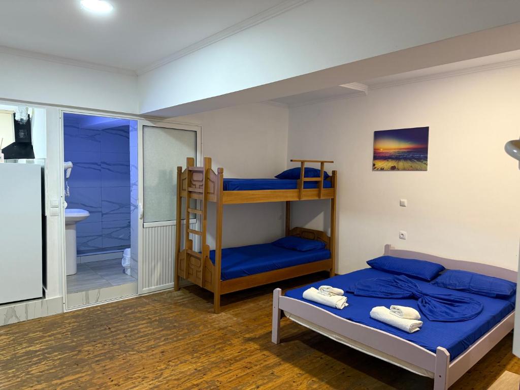 ヒマラにあるPrinnos Rooms Himareのベッドルーム1室(二段ベッド2組付)、バスルーム1室が備わります。