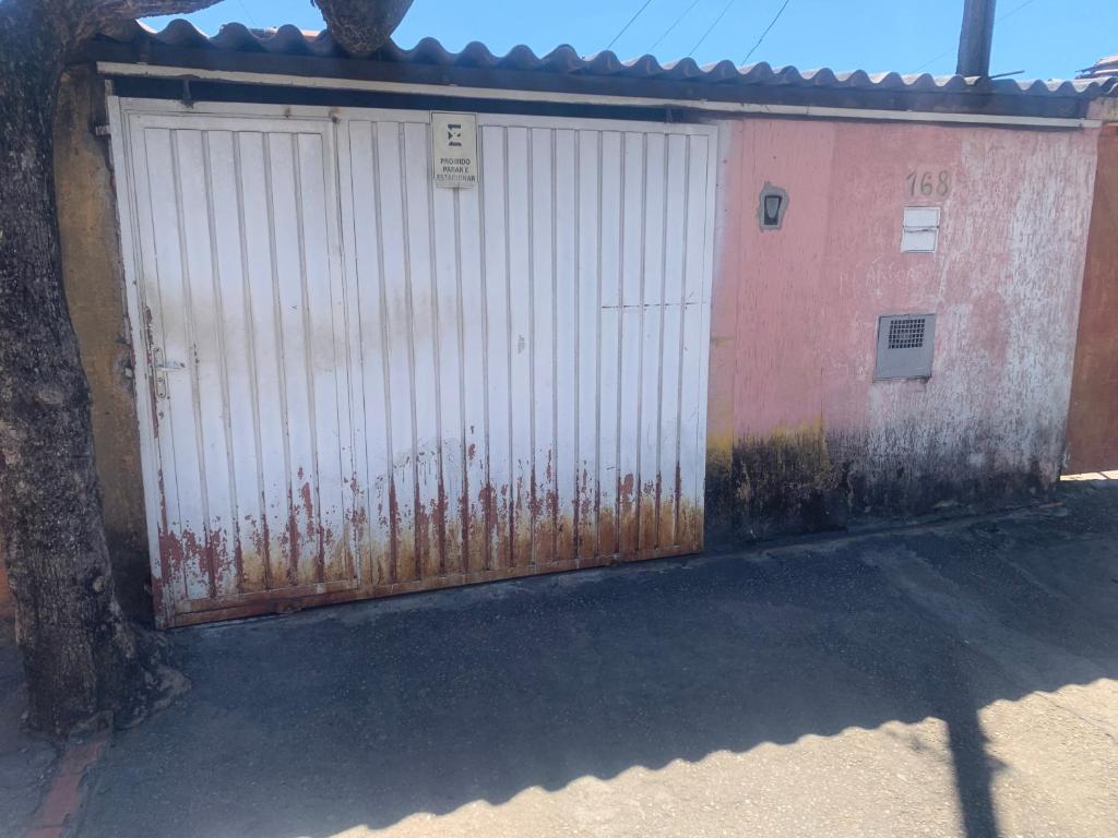 una porta metallica sul lato di un edificio di Casa em Votorantim iguatemi a Votorantim