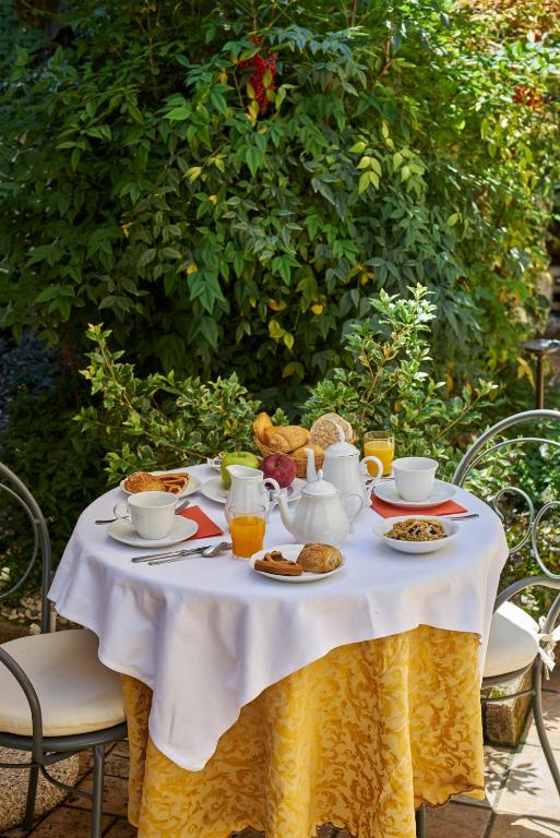 a table with a white table cloth with food on it at Hotel Gardena in Venice