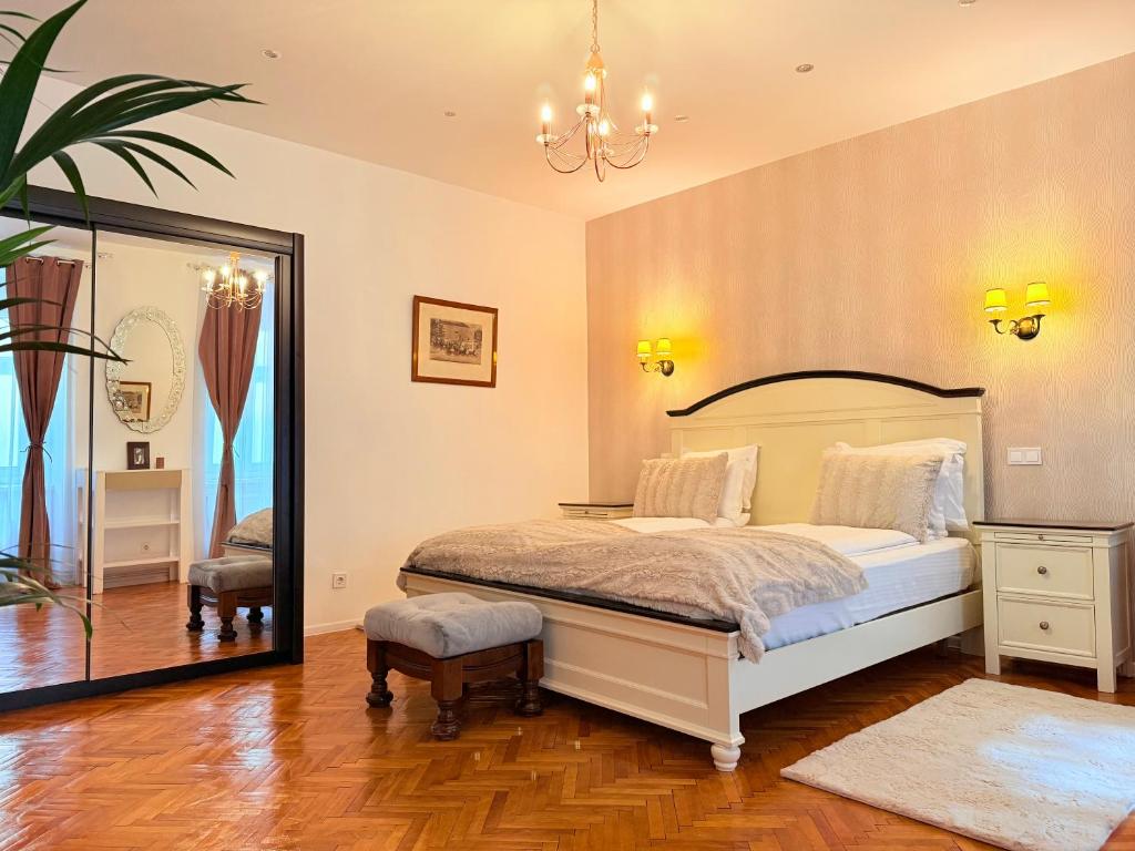 Un dormitorio con una cama y un espejo grande. en Charme Boutique Old Town, en Brasov