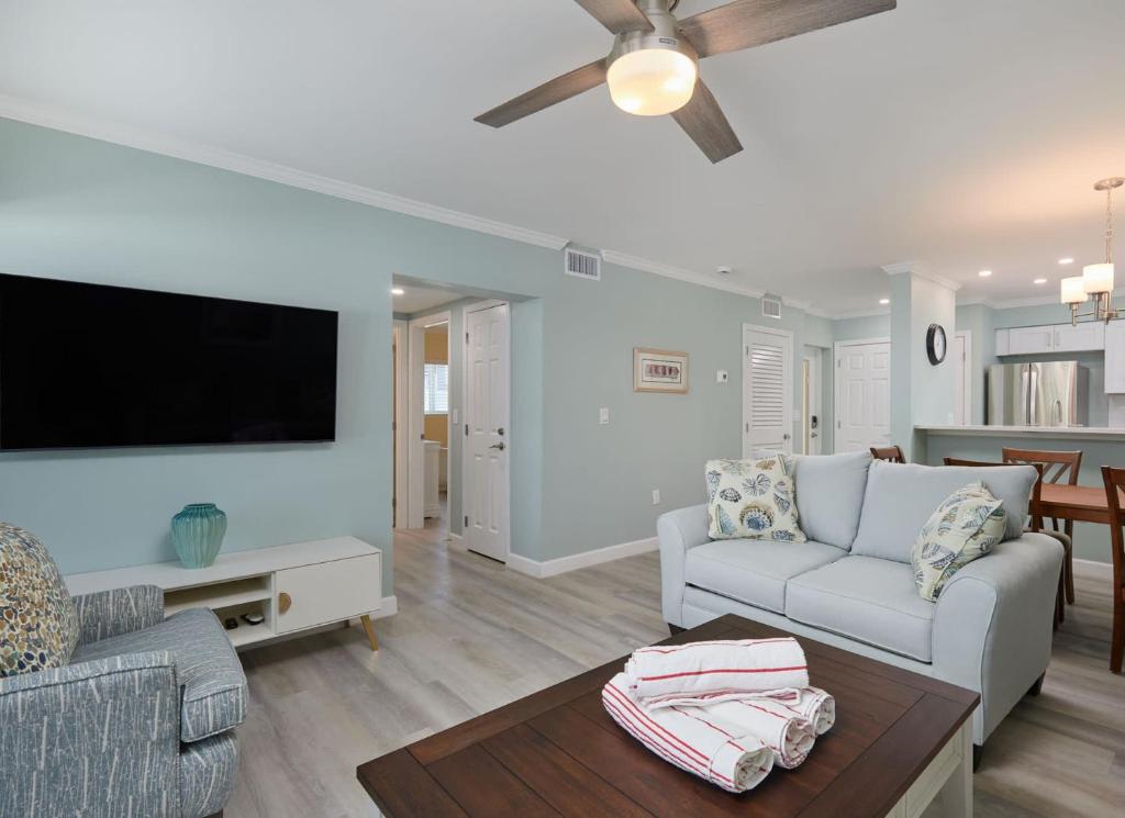 un salon avec un canapé et une télévision à écran plat dans l'établissement Villa Sanibel 2A - Exclusive Villa Sanibel Retreat Steps to Beach, à Ybel