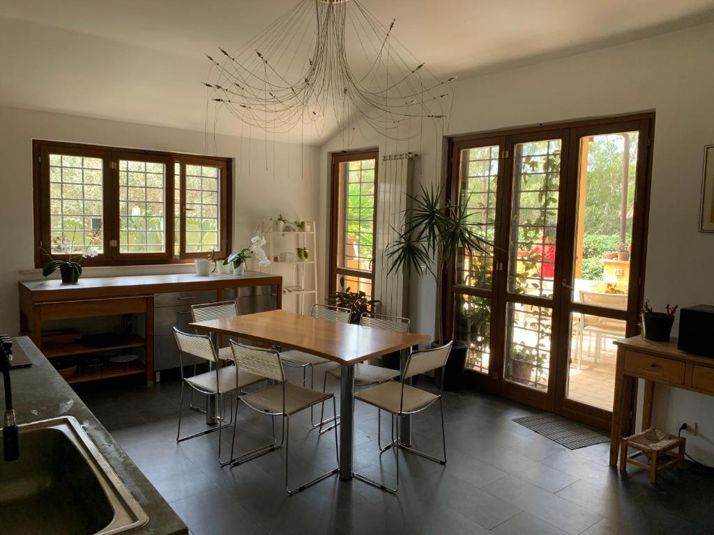 a kitchen with a table and chairs in a room at Ostia Antica Country Garden Villetta in Ostia Antica