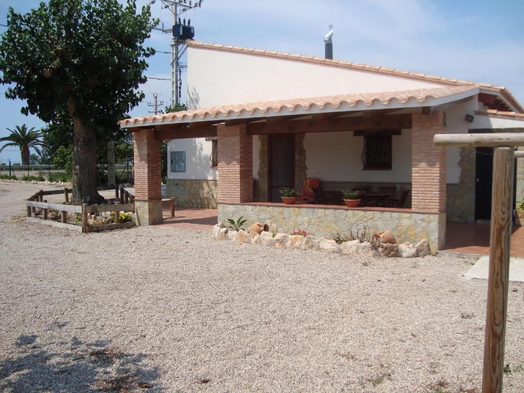 une maison avec un groupe d'animaux assis à l'extérieur dans l'établissement Caseta Les Creus, à Riumar