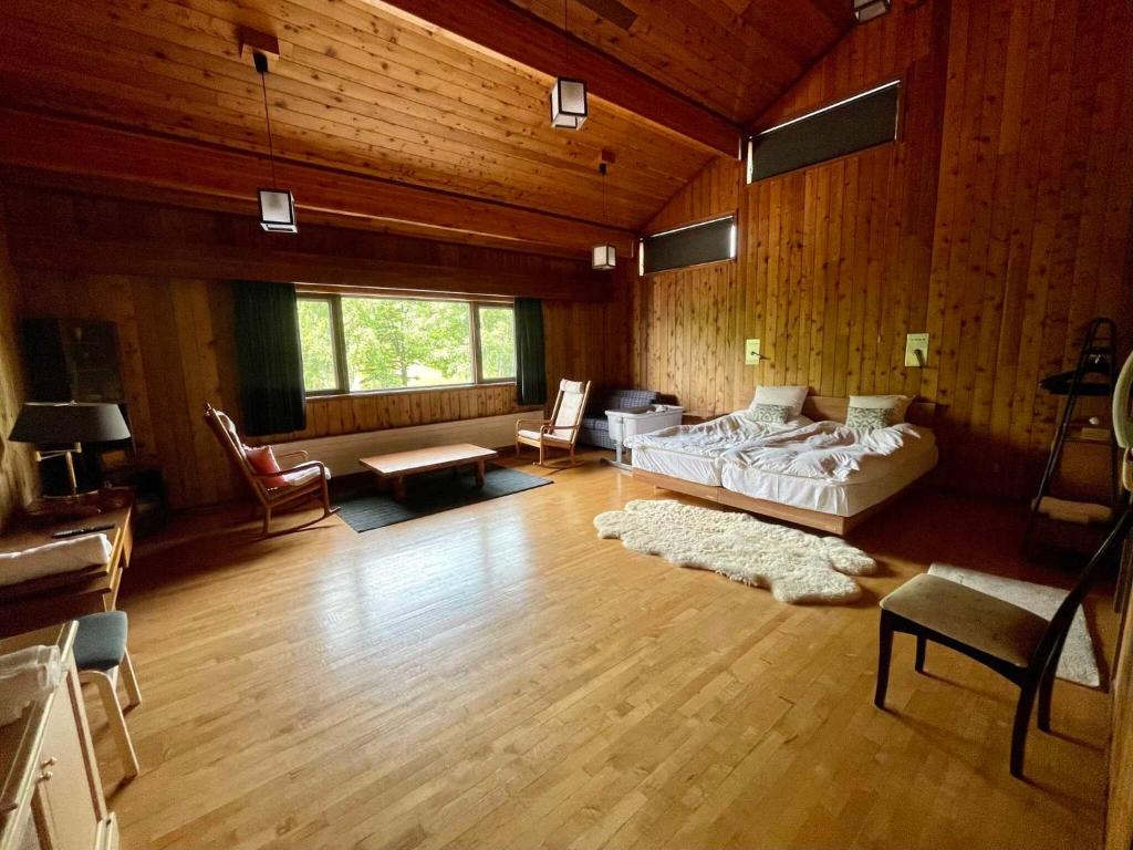 a bedroom with a bed and a living room at The Lakehouse at Toyako - Vacation STAY 44250v in Tōya