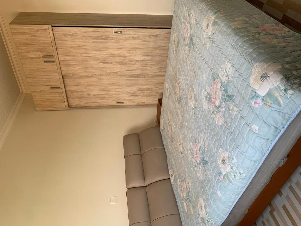 ein Schlafzimmer mit einer Kommode und einem Bett in einem Zimmer in der Unterkunft Verdant Treehouse in Kigali