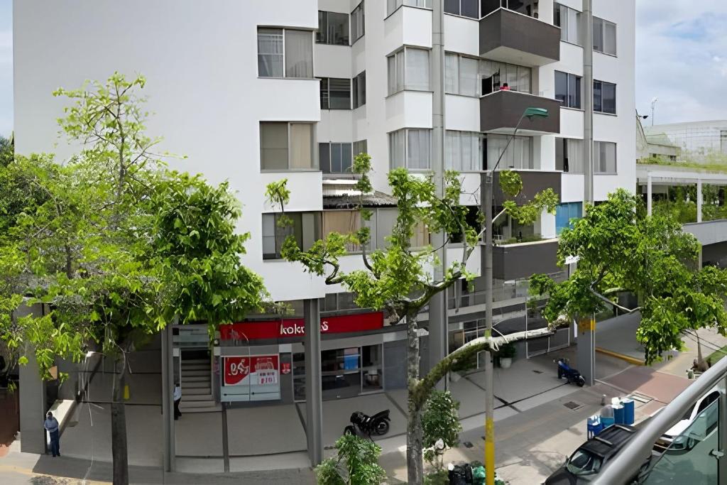 an external view of a building with a parking lot at 303 Espectacular Apartamento en granada in Cali
