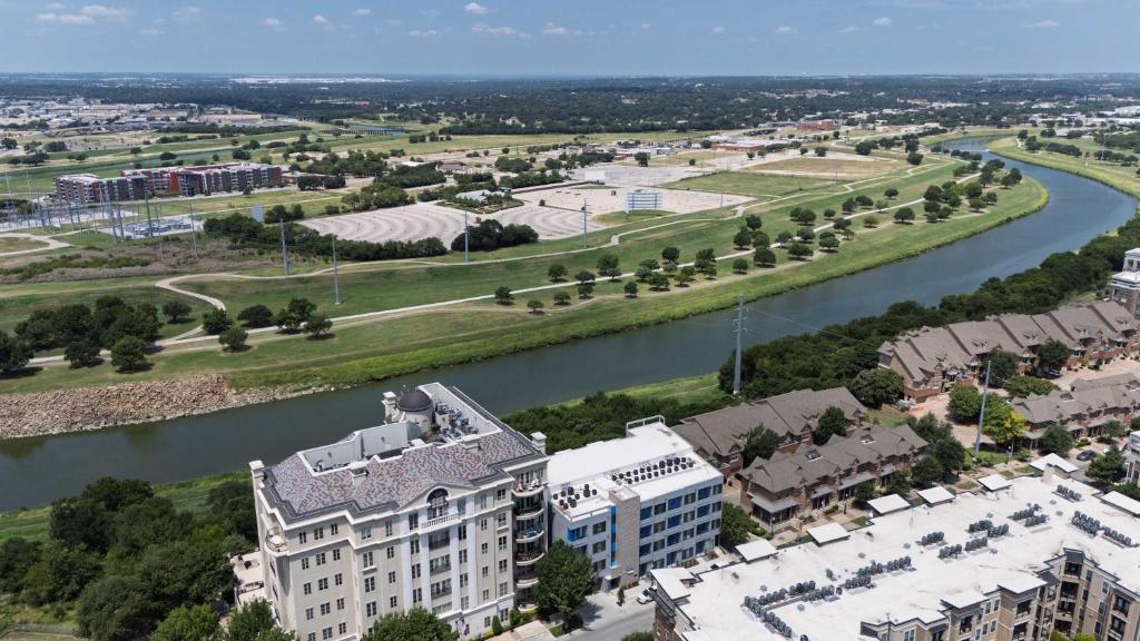 una vista aerea su un fiume e su edifici di Queen Downtown Views Riverfront Stay Free Parking a Fort Worth