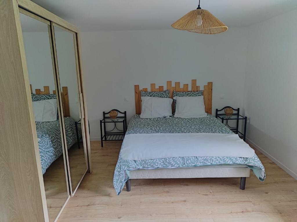 Ένα ή περισσότερα κρεβάτια σε δωμάτιο στο Gîte de la Rouge Roye