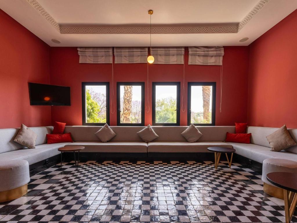 sala de estar con sofá y ventanas en Ibis Meknès, en Meknès