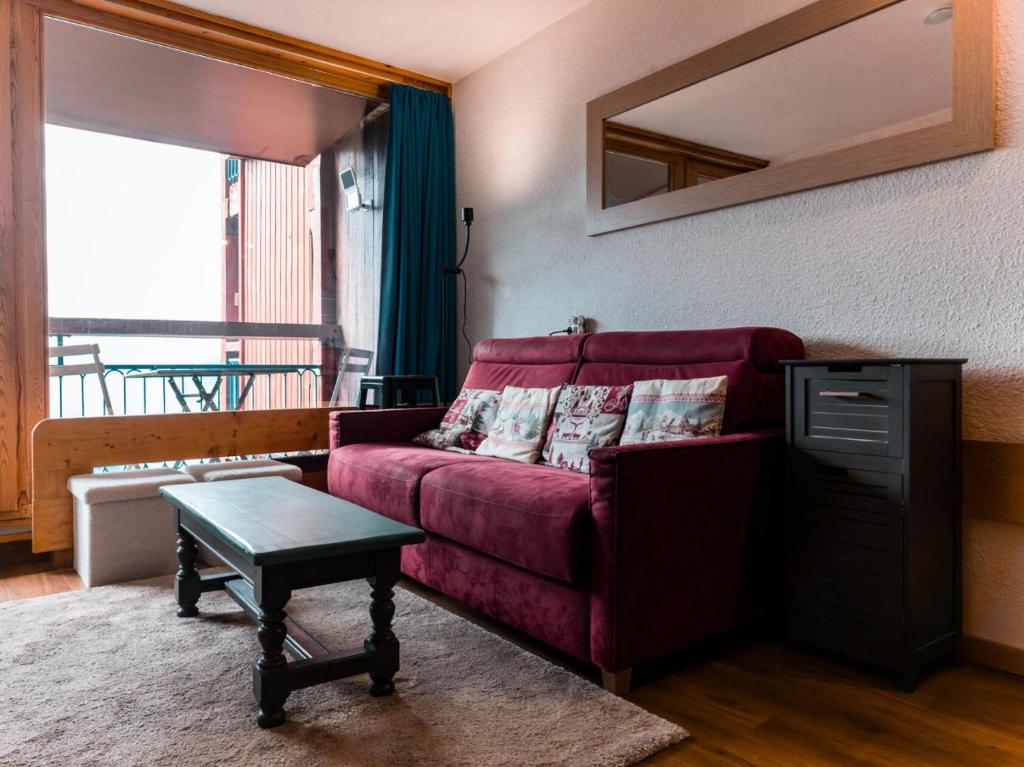 アーク 1801にあるRésidence Nova - Appartement 2 pièces 6 personnes proche des pistes, des commerces, de la garderie et de l'ESF au centre de la station d’Arc 1800 MAE-2691の赤いソファとテーブルのあるリビングルーム
