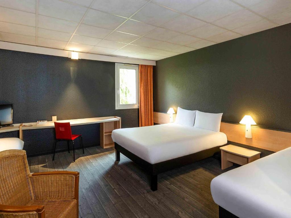 ibis Lannion - Zimmer Mit Einem Doppelbett Und Zwei Einzelbetten