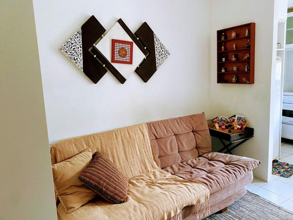 a living room with a brown couch in a room at Flat no Condomínio Monte Castelo ao lado da área de lazer, Gravatá-PE in Gravatá