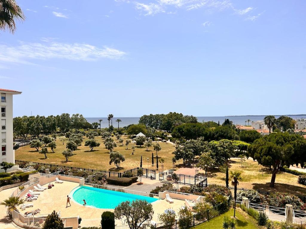 T2 cosy en bord de mer avec terrasse, piscine et parking