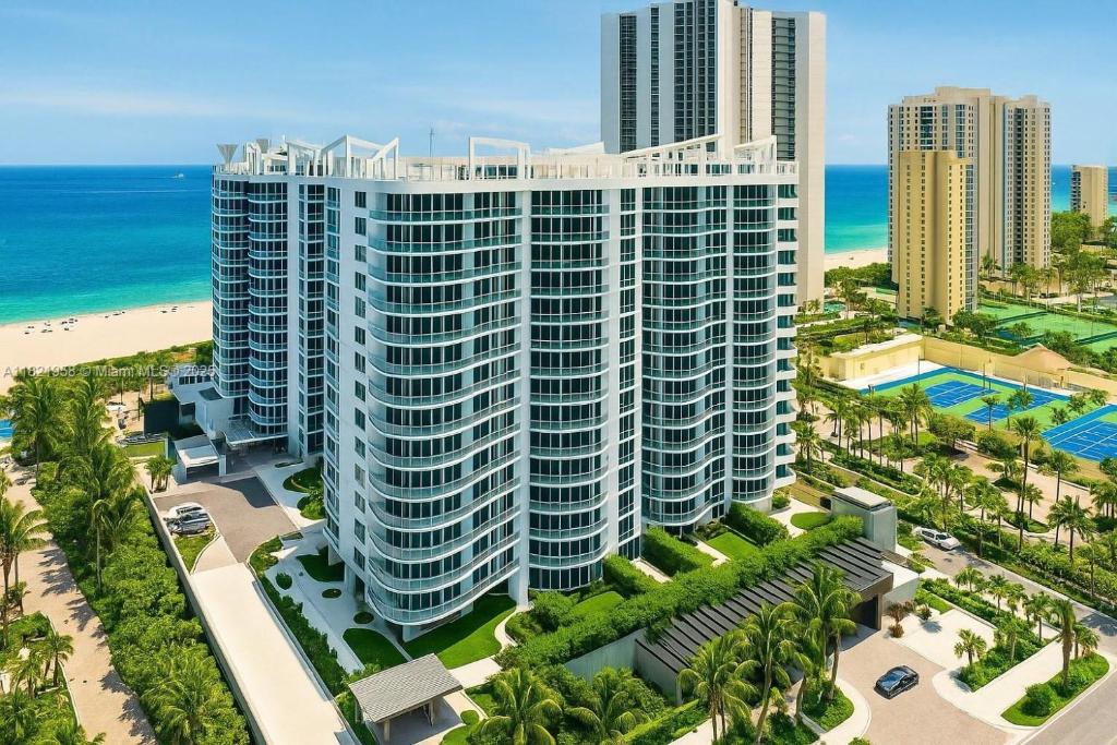 eine Luftansicht auf ein großes Apartmenthaus neben dem Strand in der Unterkunft NEW Amrit Resort Oceanview Retreat in Singer Island