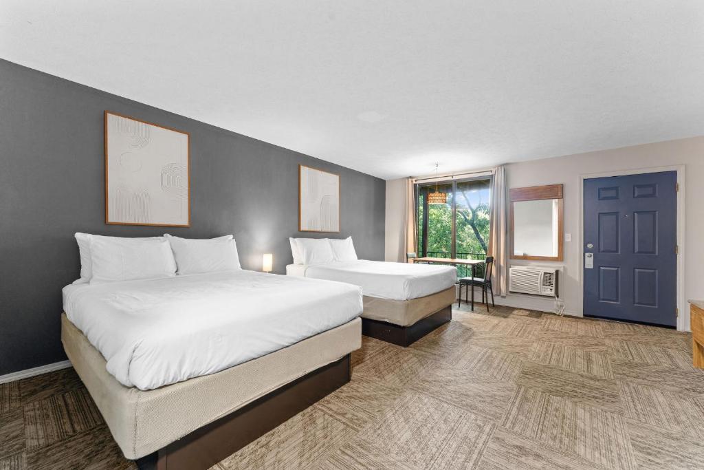 a hotel room with two beds and a window at Compton Ridge Lodge in Branson