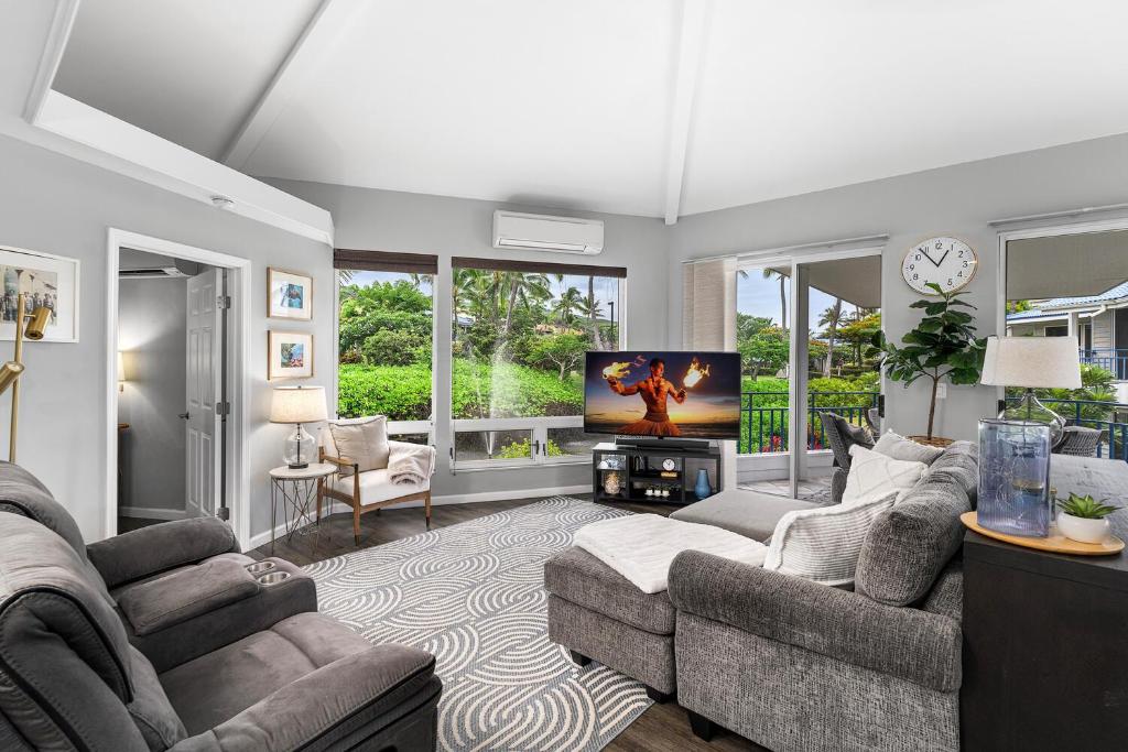 カイルア・コナにあるMauna Loa Village#55のソファ2脚と薄型テレビのあるリビングルーム