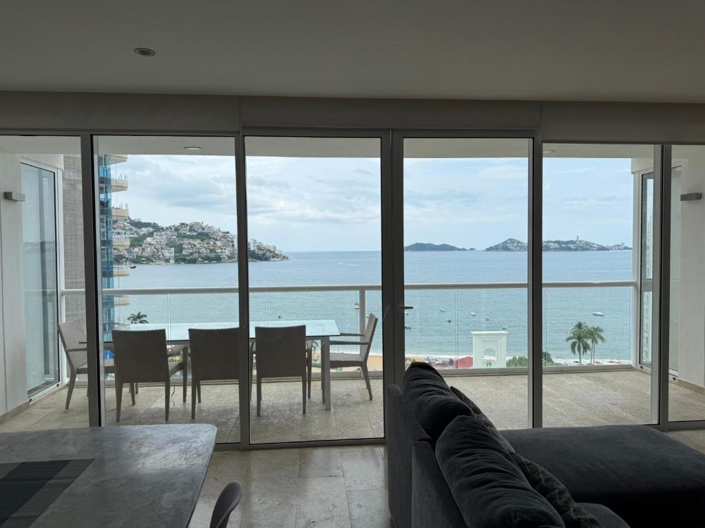 a living room with a view of the ocean at Departamento de 4 recámaras con vista al mar in Acapulco
