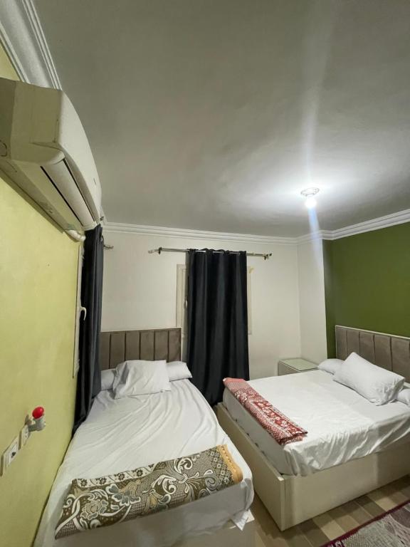 Ένα ή περισσότερα κρεβάτια σε δωμάτιο στο كورنيش نيل