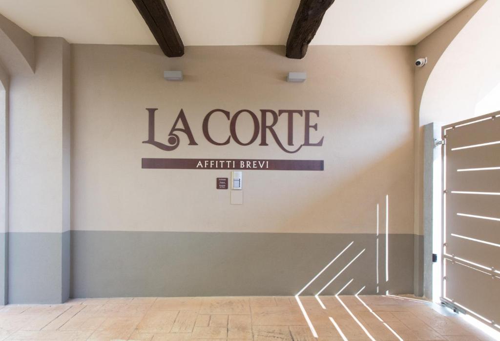un cartel en la pared de una tienda en La Corte Affitti Brevi, en Vescovato